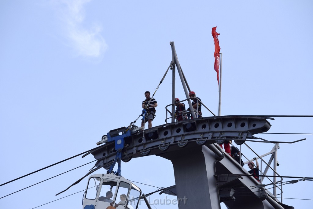 Koelner Seilbahn Gondel blieb haengen Koeln Linksrheinisch P050.JPG - Miklos Laubert